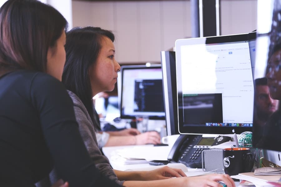 startup-photos girls on computer